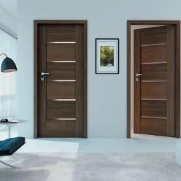 Dwie nowoczesne, brązowe drzwi z poziomymi, jasnymi wstawkami w minimalistycznym wnętrzu z czarnym fotelem, lampą i rośliną doniczkową.