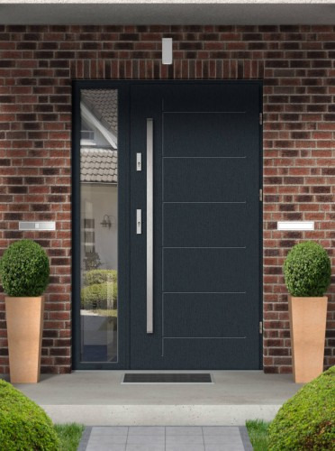 Nowoczesne, grafitowe drzwi wejściowe z bocznym panelem szklanym, pionowym uchwytem i trzema poziomymi wgłębieniami, osadzone w murze z czerwonej cegły, z dwoma skrzynkami pocztowymi...