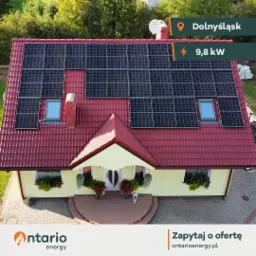 Dom jednorodzinny z czerwoną dachówką i zamontowanymi panelami słonecznymi na dachu, widok z góry, Dolny Śląsk, moc instalacji 9.8 kW.