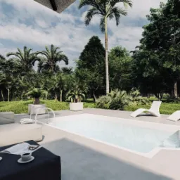 Nowoczesny ogród z basenem, otoczony tropikalną roślinnością, z białymi leżakami i sofą z gazetą i filiżankami kawy na stoliku.