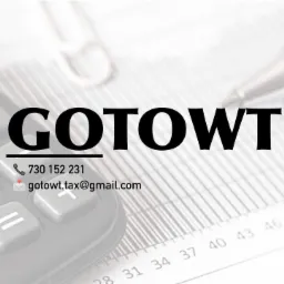 Logo firmy GOTOWT TAX z numerem telefonu i adresem email na tle kalkulatora, linijki i długopisu.
