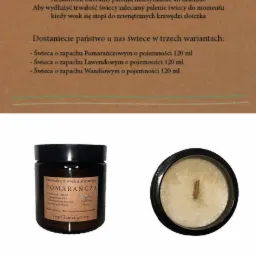 Zestaw świec sojowych w ciemnych słoiczkach z etykietami o zapachach: pomarańcza, lawenda i wanilia, prezentowanych na białym tle.