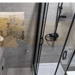 Częściowo wyremontowana łazienka z kabiną prysznicową typu walk-in z czarnymi profilami i armaturą, na ścianach szare płytki imitujące kamień oraz wstawki imitujące drewno, w tle zdjęcie stanu...