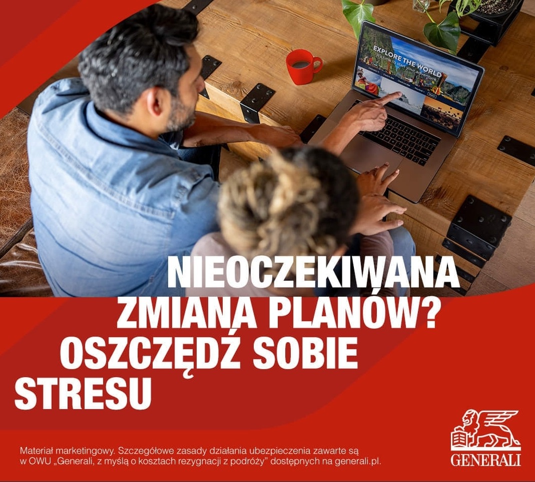 Para przegląda oferty podróży na laptopie na drewnianym stole, czerwony kubek obok, materiał marketingowy Generali z hasłem 'Nieoczekiwana zmiana planów? Oszczędź sobie stresu'.