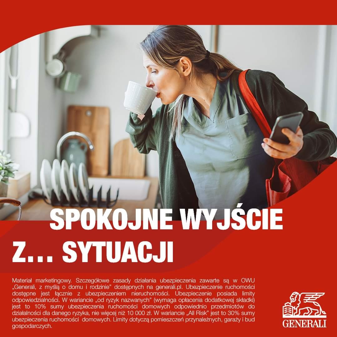 Kobieta pije kawę w kuchni, trzymając telefon i torbę, na tle umytych naczyń; materiał marketingowy firmy ubezpieczeniowej.