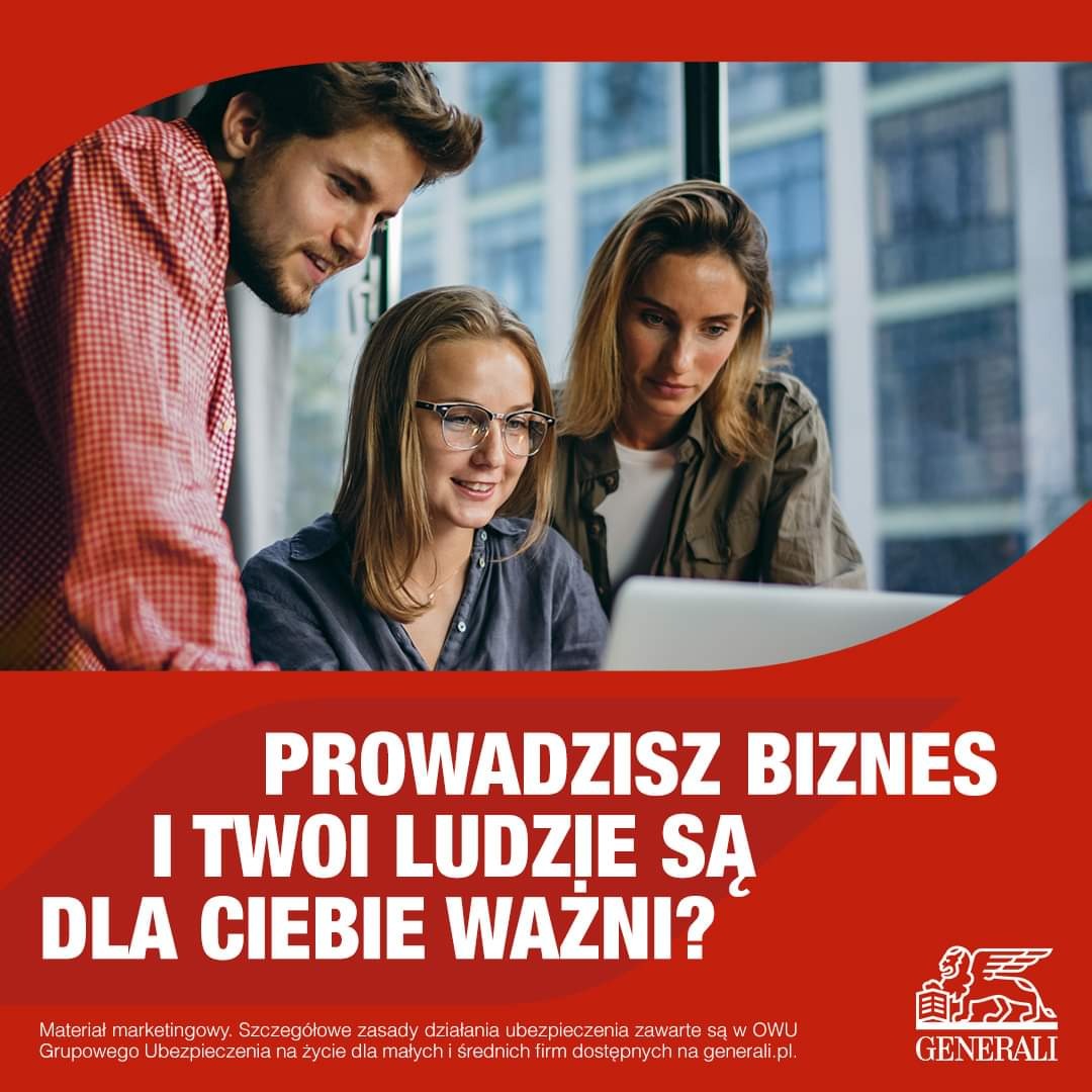 Trzy osoby pochylone nad laptopem w biurze, uśmiechnięta kobieta w okularach w centrum kadru, materiał marketingowy firmy ubezpieczeniowej w dolnej części zdjęcia.
