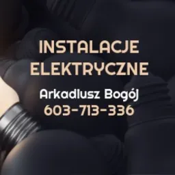 Grafika reklamowa z napisem 'INSTALACJE ELEKTRYCZNE', imieniem i nazwiskiem 'Arkadiusz Bogój' oraz numerem telefonu 603-713-336, na tle czarnych żarówek.