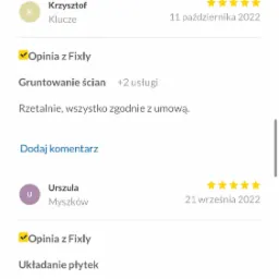 Zrzut ekranu z opiniami klientów o firmie budowlanej; jedna opinia dotyczy gruntowania ścian, a druga układania płytek, obie z oceną pięciogwiazdkową.