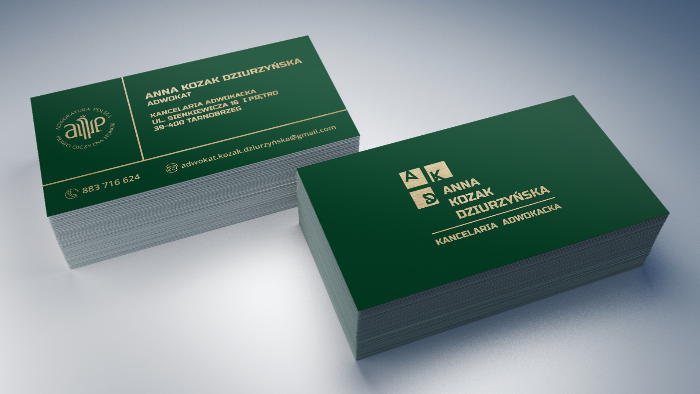 Dwa stosy wizytówek w kolorze butelkowej zieleni z złotym nadrukiem, prezentujące dane kontaktowe kancelarii adwokackiej Anny Kozak Dziurzyńskiej, z logo AJP i adresem w Tarnobrzegu.