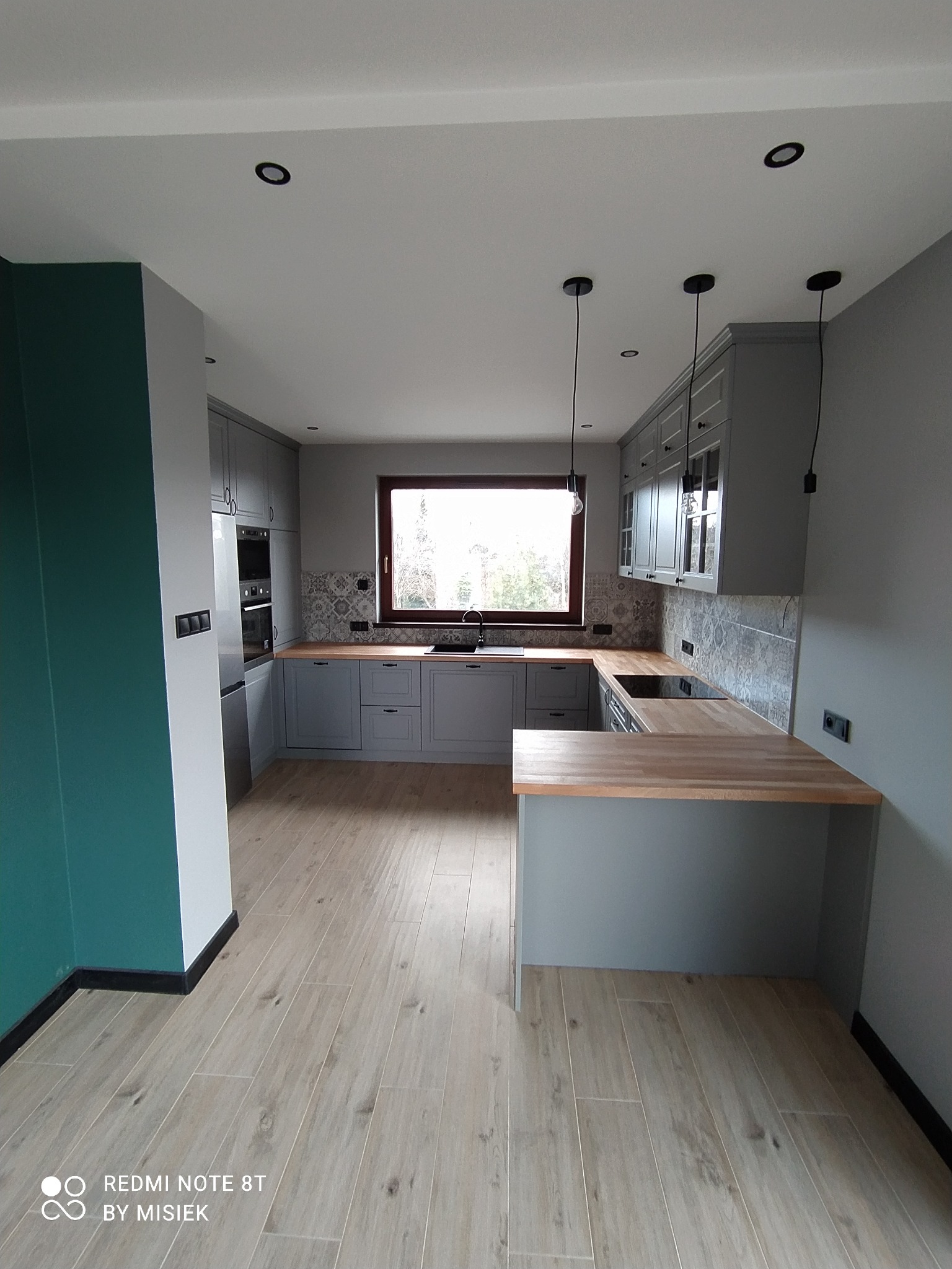 Kuchnia Szary Platynowy front frez MAT + szpros + listwa cokołowa Górna wieńcząca