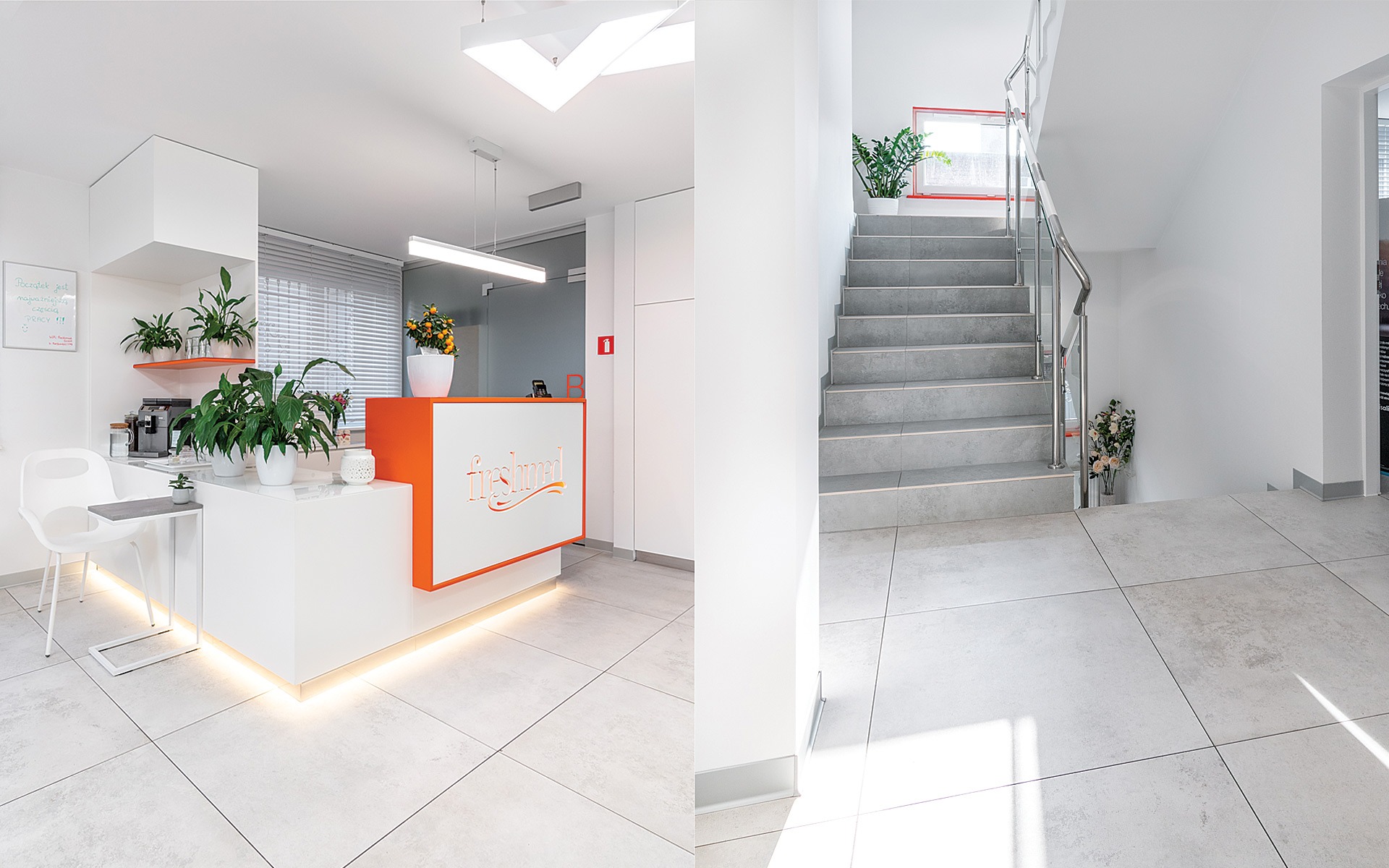 Jasne wnętrze kliniki z recepcją w kolorze białym i pomarańczowym, roślinami doniczkowymi i schodami na piętro.