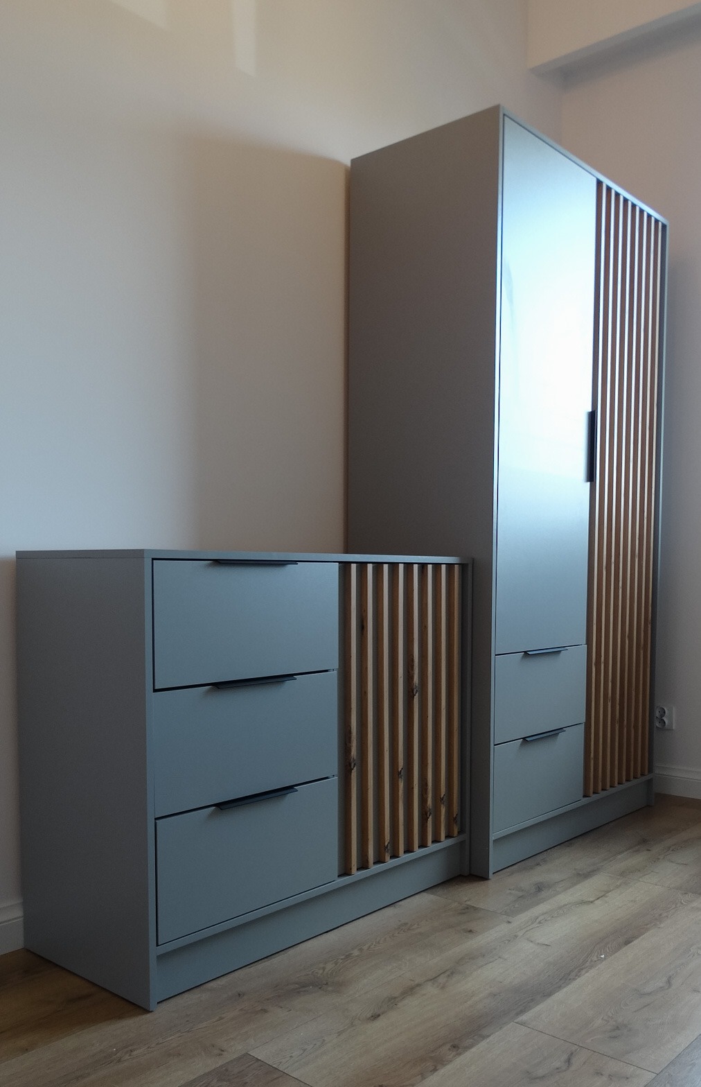 Szafa i komoda z lamelami