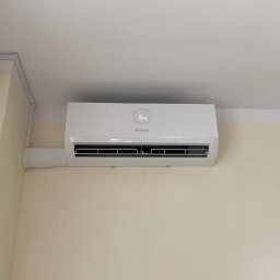 Jar-Mich jarosław Sokołowski Michał Niedźwiecki s.c. - Biała jednostka wewnętrzna klimatyzacji marki Bosch zamontowana na kremowej ścianie, widoczny wyświetlacz temperatury 16 stopni Celsjusza.