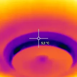 Termowizyjne zdjęcie okrągłego obiektu wskazujące temperaturę 5,2°C, z widocznym logo FLIR w lewym dolnym rogu.
