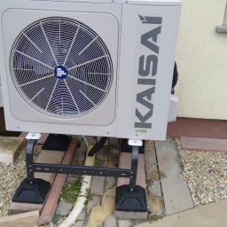 Jar-Mich jarosław Sokołowski Michał Niedźwiecki s.c. - Dwie jednostki zewnętrzne klimatyzacji Kaisai, w tym model ECO, zainstalowane na posesji w Zgorzelcu, widoczne na tle elewacji i żwirowego podłoża.