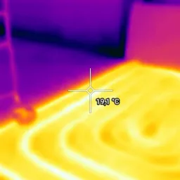 Termowizja podłogowego ogrzewania, widoczne rozłożenie ciepła na powierzchni, temperatura 19,1°C.