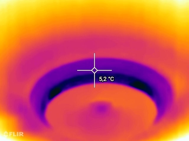 Termowizyjne zdjęcie okrągłego obiektu wskazujące temperaturę 5,2°C, z widocznym logo FLIR w lewym dolnym rogu.