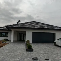 Nowy piękny dom ukończony. Oby właścicielom dobrze żyło się w nim.