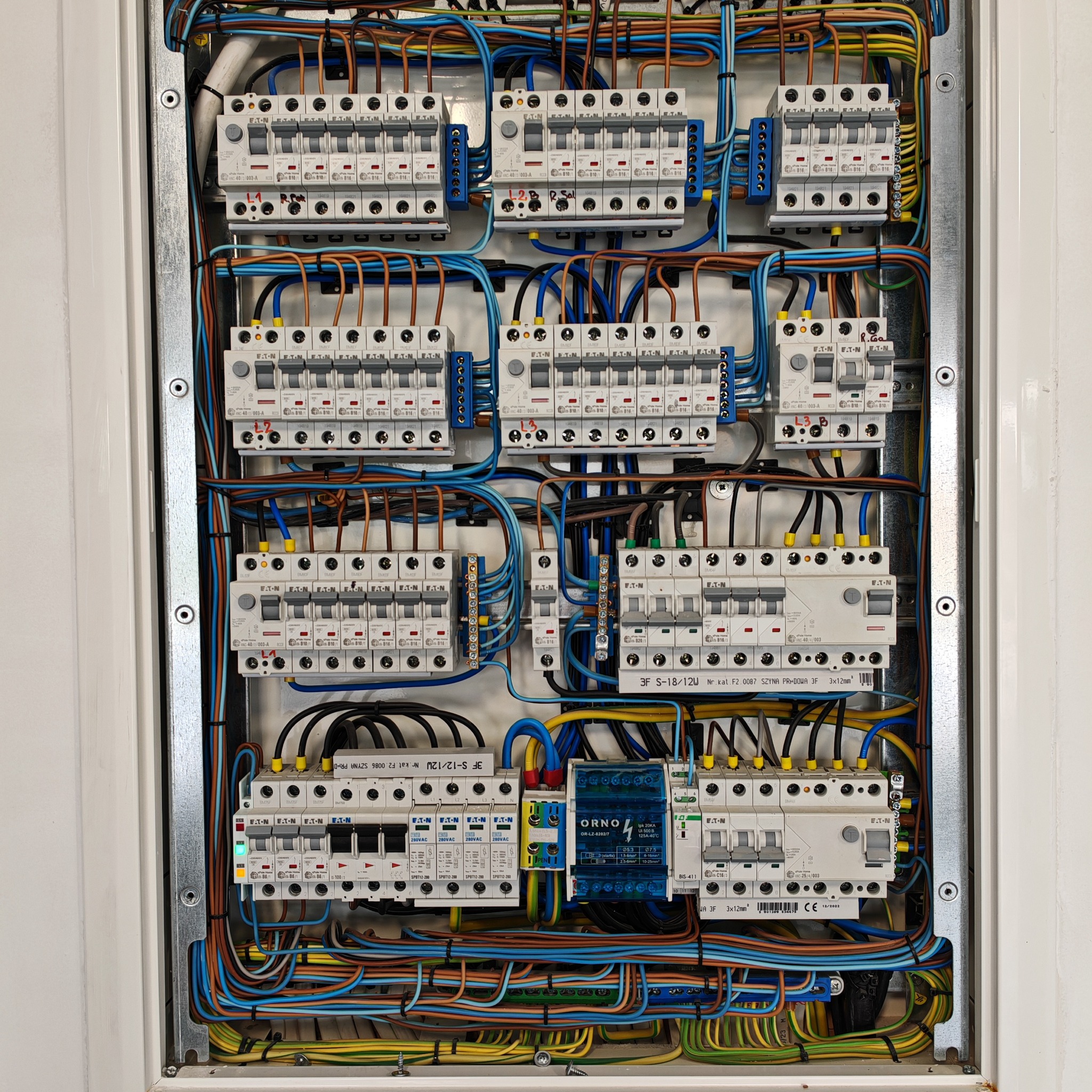 Nowy dom ukończony, masa pracy ale satysfakcja bezcenna. Rozdzielnica prawie ukończona, jeszcze tylko założyć pokrywę.