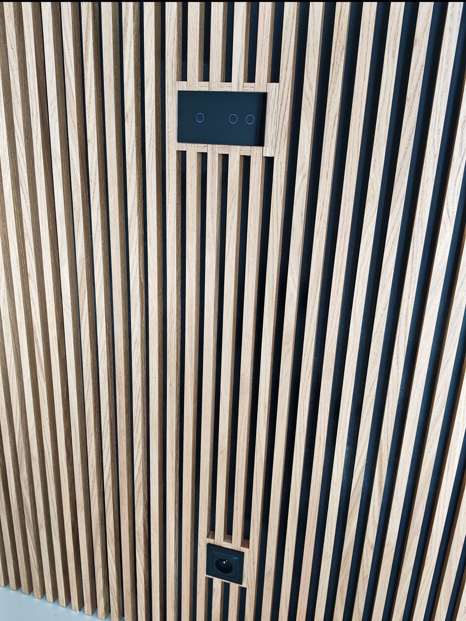 Wyłącznik dotykowy szklany w drewnianych lamelach? Czemu NIE , drewno i szkło to dobre połączenie