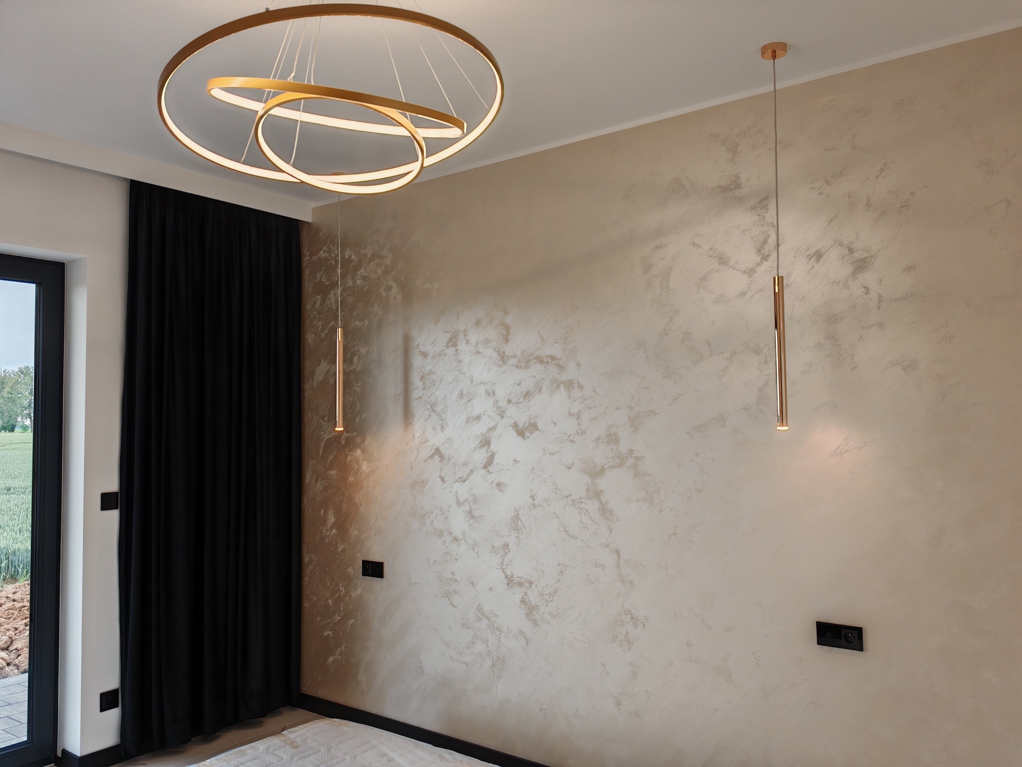 Sypialnia potrzebuje komfortowego oświetlenia ale nie może też zabraknąć gniazd