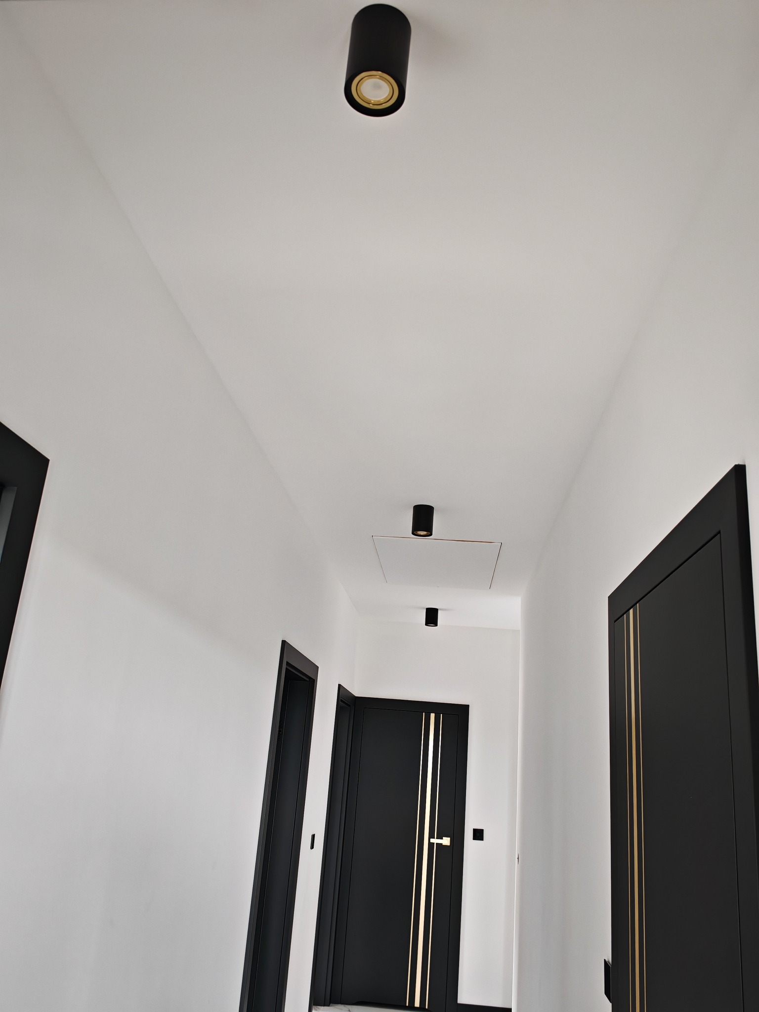 Oświetlenie korytarza musi być i pasować do wystroju...idealnie jak to