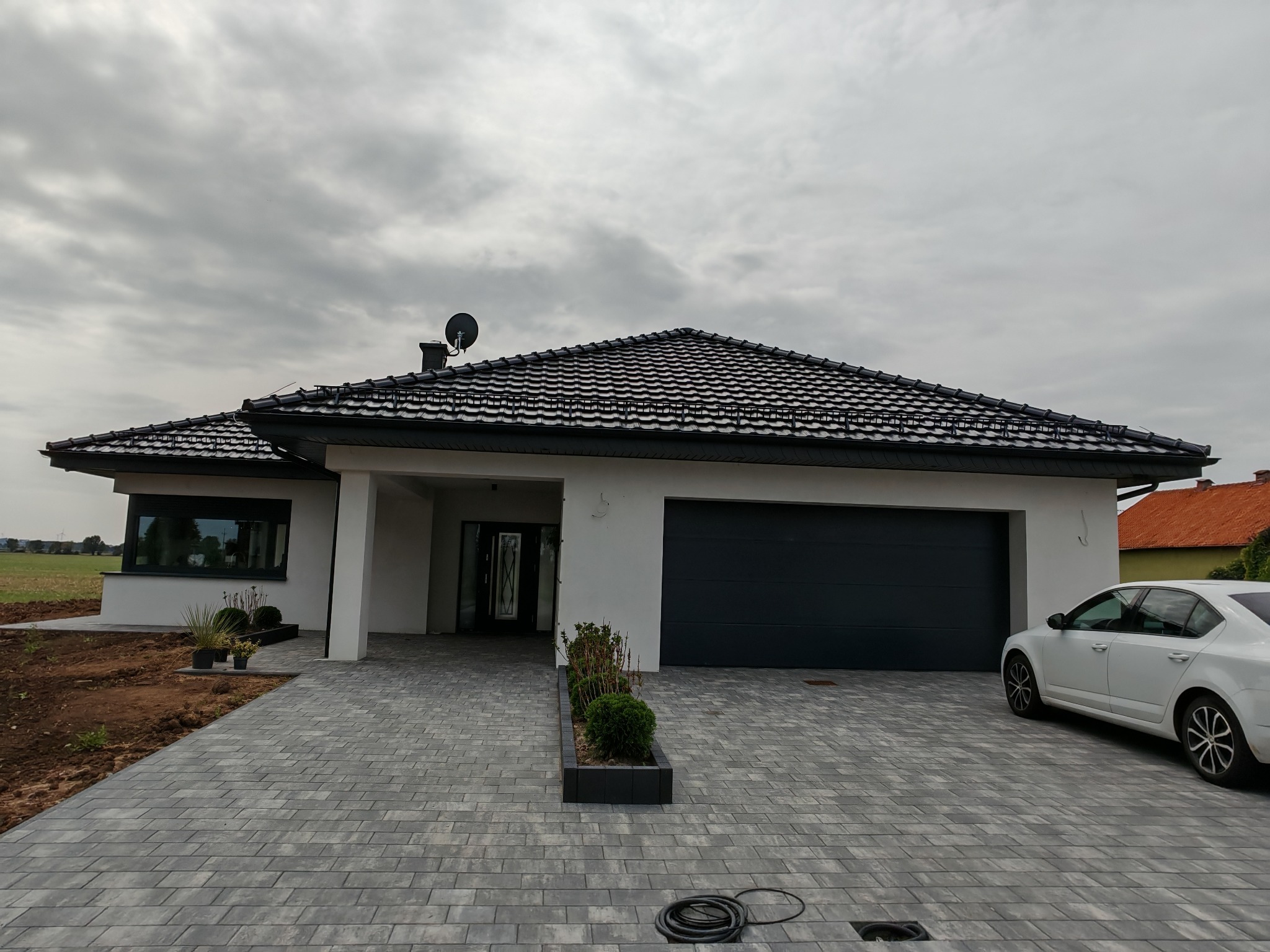 Nowy piękny dom ukończony. Oby właścicielom dobrze żyło się w nim.