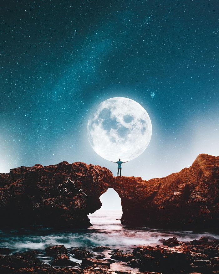 Człowiek stojący na skalnym łuku w Warszawie, z rozpostartymi ramionami, na tle nocnego nieba i gigantycznego księżyca, woda rozbijająca się o skały.