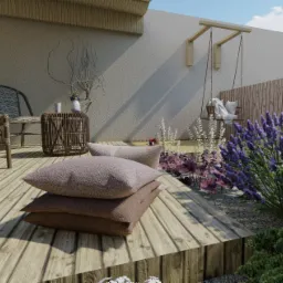 Drewniany taras z poduszkami, rattanowymi krzesłami i stolikiem, huśtawką ogrodową oraz nasadzeniami z lawendy i krzewów ozdobnych.