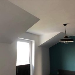 MASTERHOUSE TRL SP.Z.O. O - Poddasze z oknem i lampą wiszącą, ściany pomalowane na biało i zielono, widoczne skosy sufitowe.