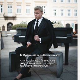 Patryk Słowik Fotografia - Mężczyzna w czarnym garniturze siedzi na betonowej ławce na tle budynku, trzymając cygaro; obok stoi czarny fortepian z bukietem białych róż.