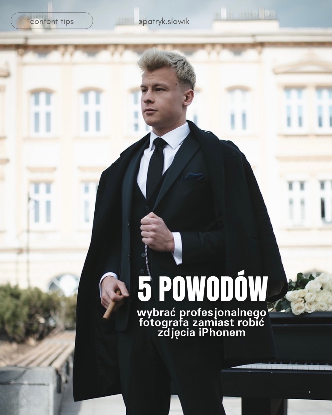 Mężczyzna w eleganckim garniturze, z narzuconym płaszczem, trzymający cygaro, na tle budynku i pianina z kwiatami, z tekstem '5 powodów wybrać profesjonalnego fotografa zamiast robić zdjęcia...