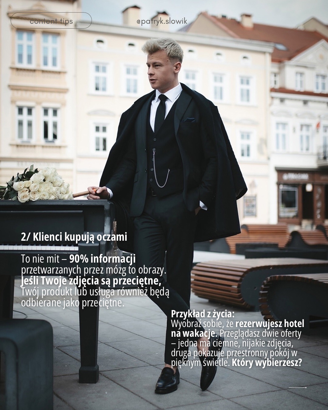 Elegancki mężczyzna w czarnym garniturze z bukietem białych róż i cygarem, stojący obok czarnego fortepianu na tle miejskiej architektury.