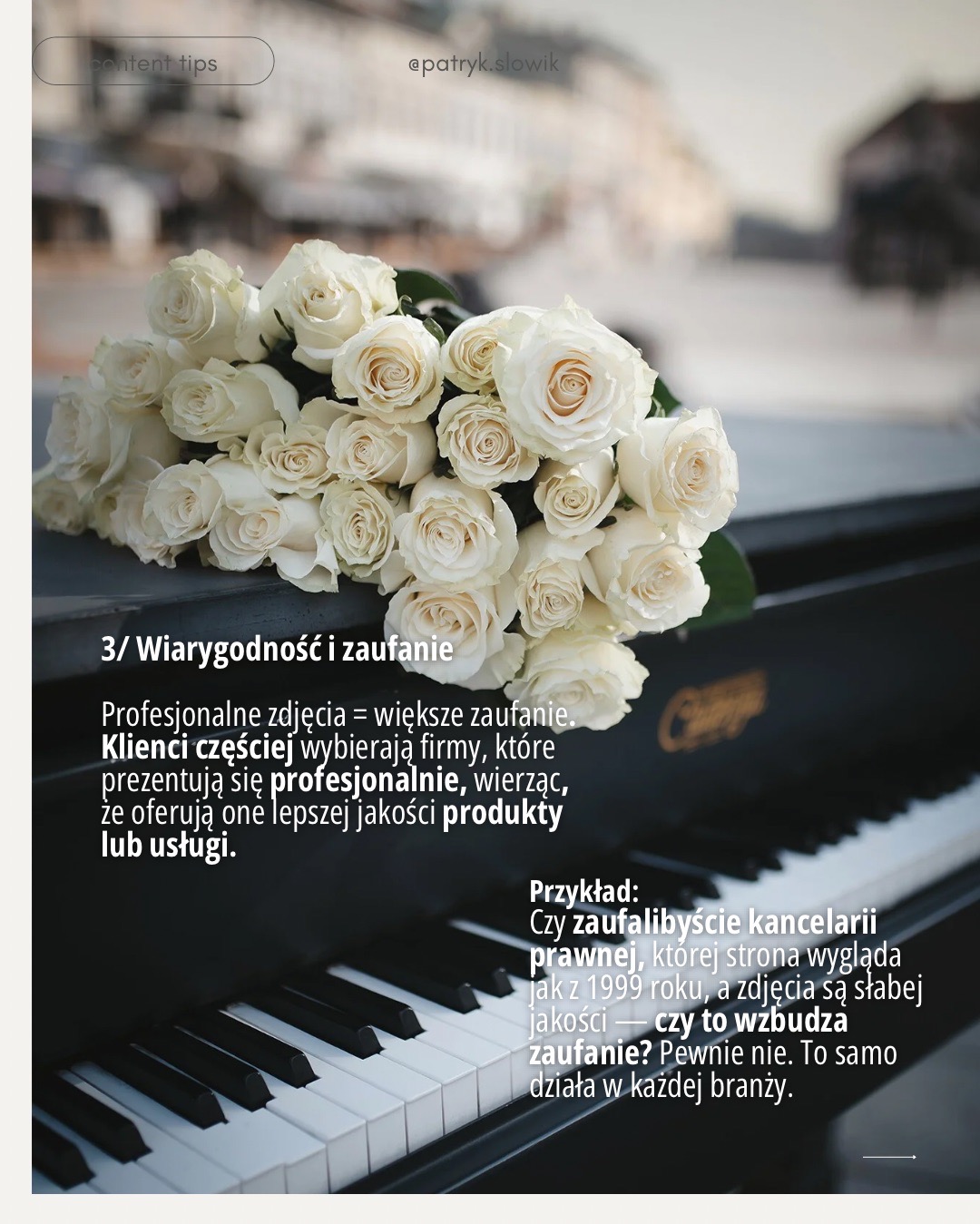 Bukiet białych róż leżący na czarnym fortepianie, widoczny tekst o wiarygodności i zaufaniu związanym z profesjonalnymi zdjęciami.