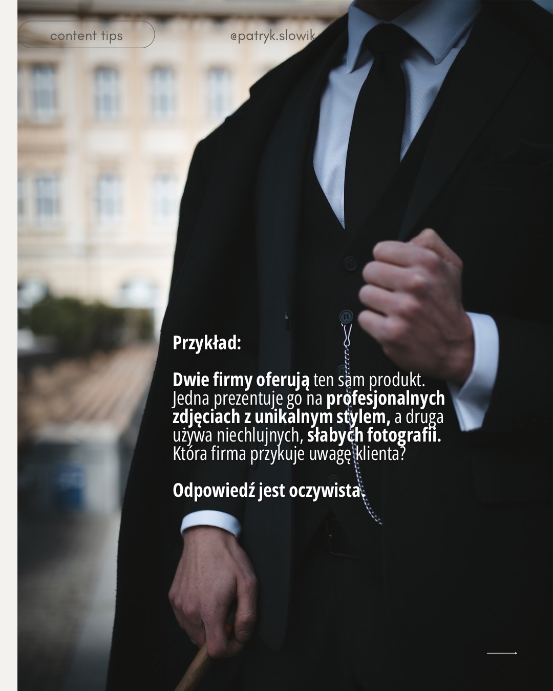 Elegancki mężczyzna w trzyczęściowym garniturze, z zegarkiem kieszonkowym na łańcuszku, stojący na tle miejskiej architektury. Widoczny fragment tekstu o profesjonalnych zdjęciach.