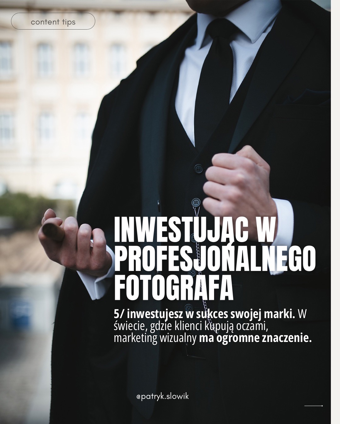 Mężczyzna w eleganckim, czarnym garniturze z kamizelką i zegarkiem kieszonkowym na łańcuszku, trzymający cygaro, na tle jasnej fasady budynku. Tekst: Inwestując w profesjonalnego fotografa...