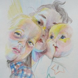 Aleksandra Wiechowska - Portret kredkami przedstawiający matkę z dwójką dzieci, jedno w wieku niemowlęcym z palcem w buzi, drugie w koszuli w kratę, sygnowany inicjałami autora w prawym dolnym rogu.