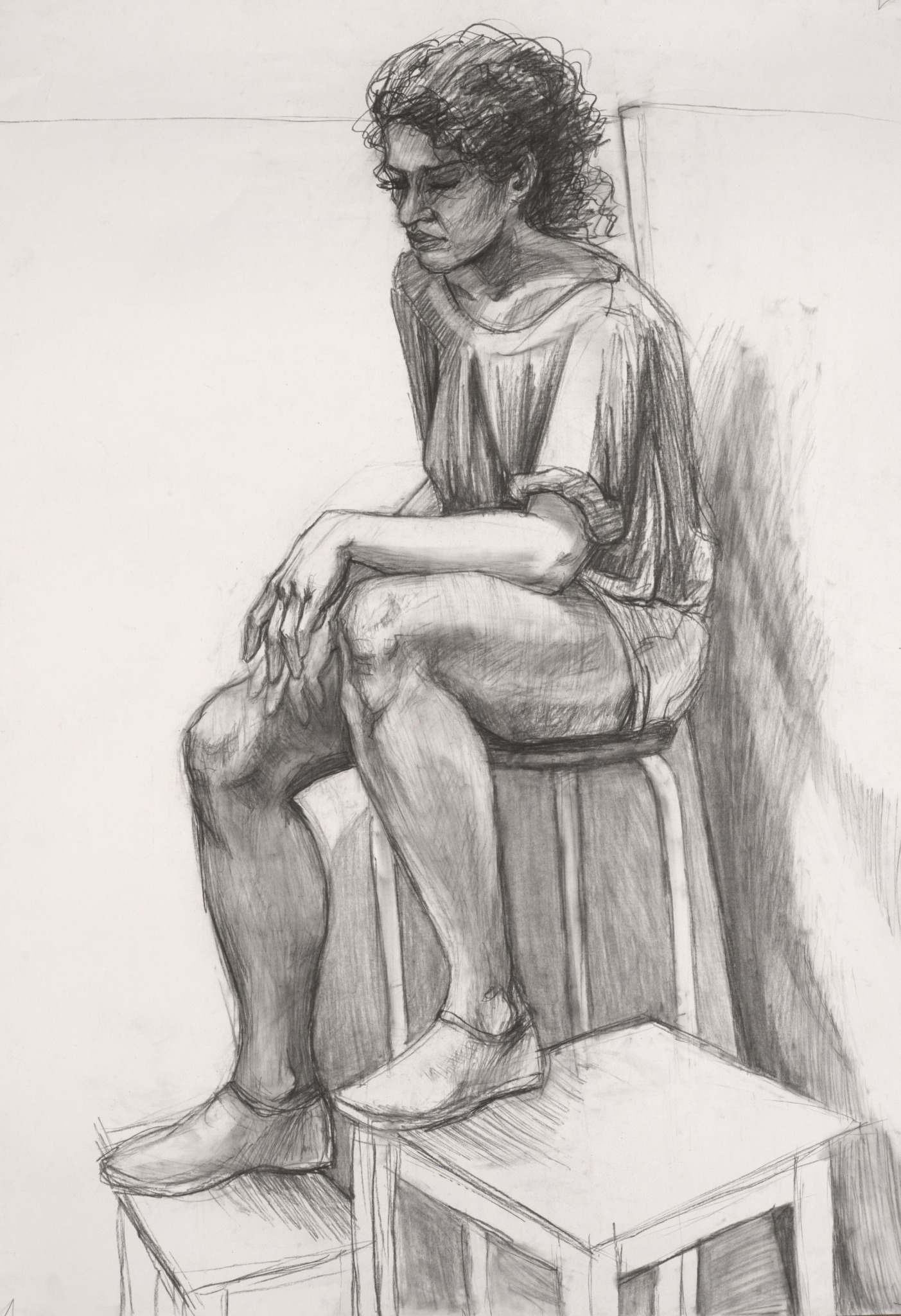 Szkic ołówkiem przedstawiający siedzącą kobietę z kręconymi włosami, ubraną w luźną koszulkę i szorty, z rękami splecionymi na kolanach, siedzącą na stołku
