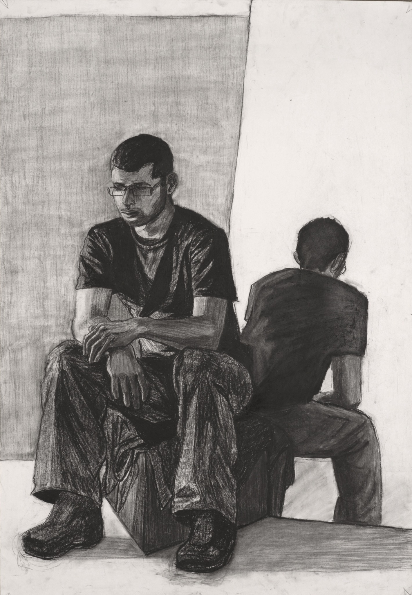 Szkic ołówkiem przedstawiający dwóch siedzących mężczyzn, jeden z przodu z okularami, drugi tyłem, na tle podzielonej pionowo ściany.