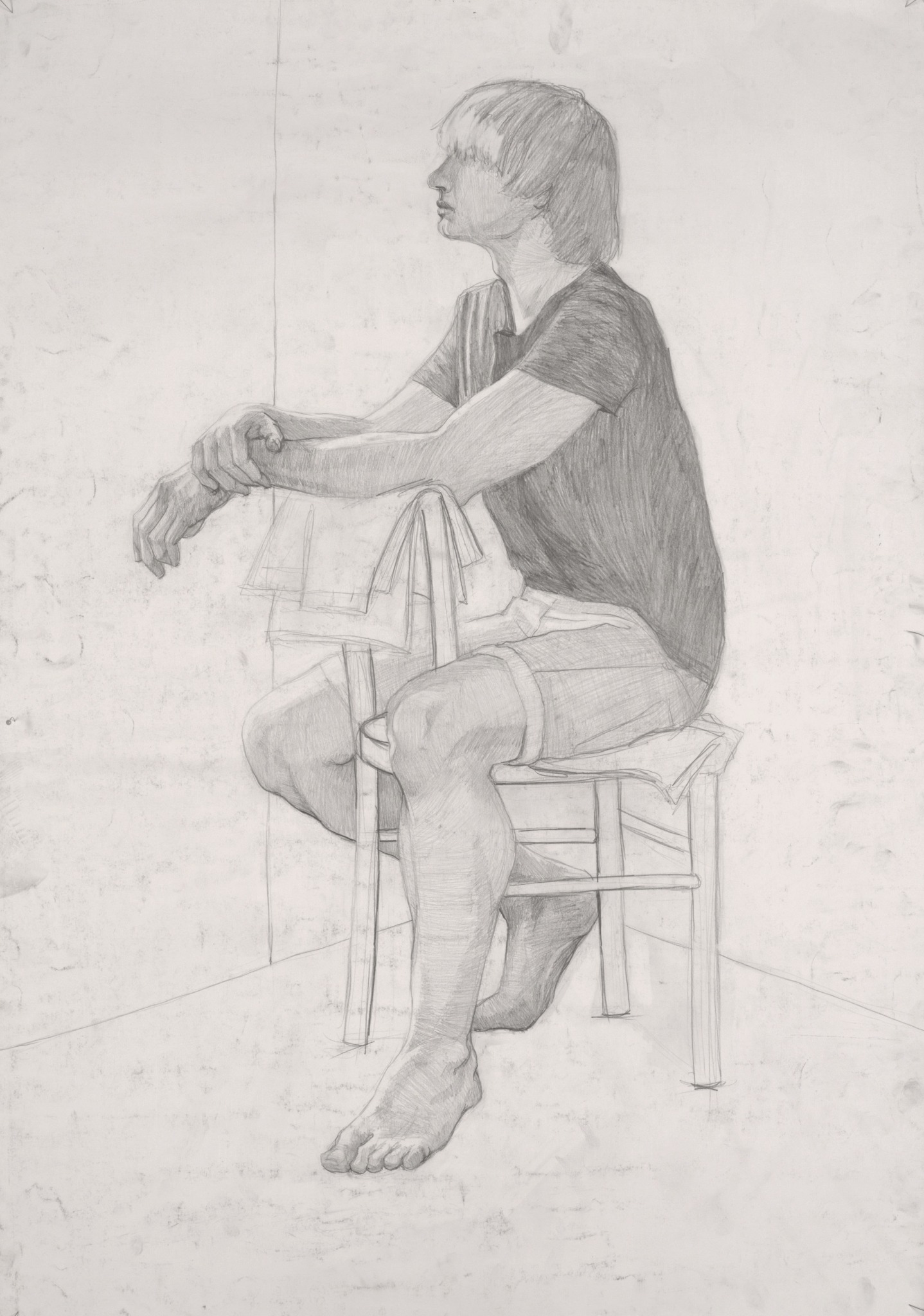 Szkic ołówkiem przedstawiający siedzącego mężczyznę z profilu, z rękami opartymi na oparciu krzesła i gołą stopą widoczną na podłodze.