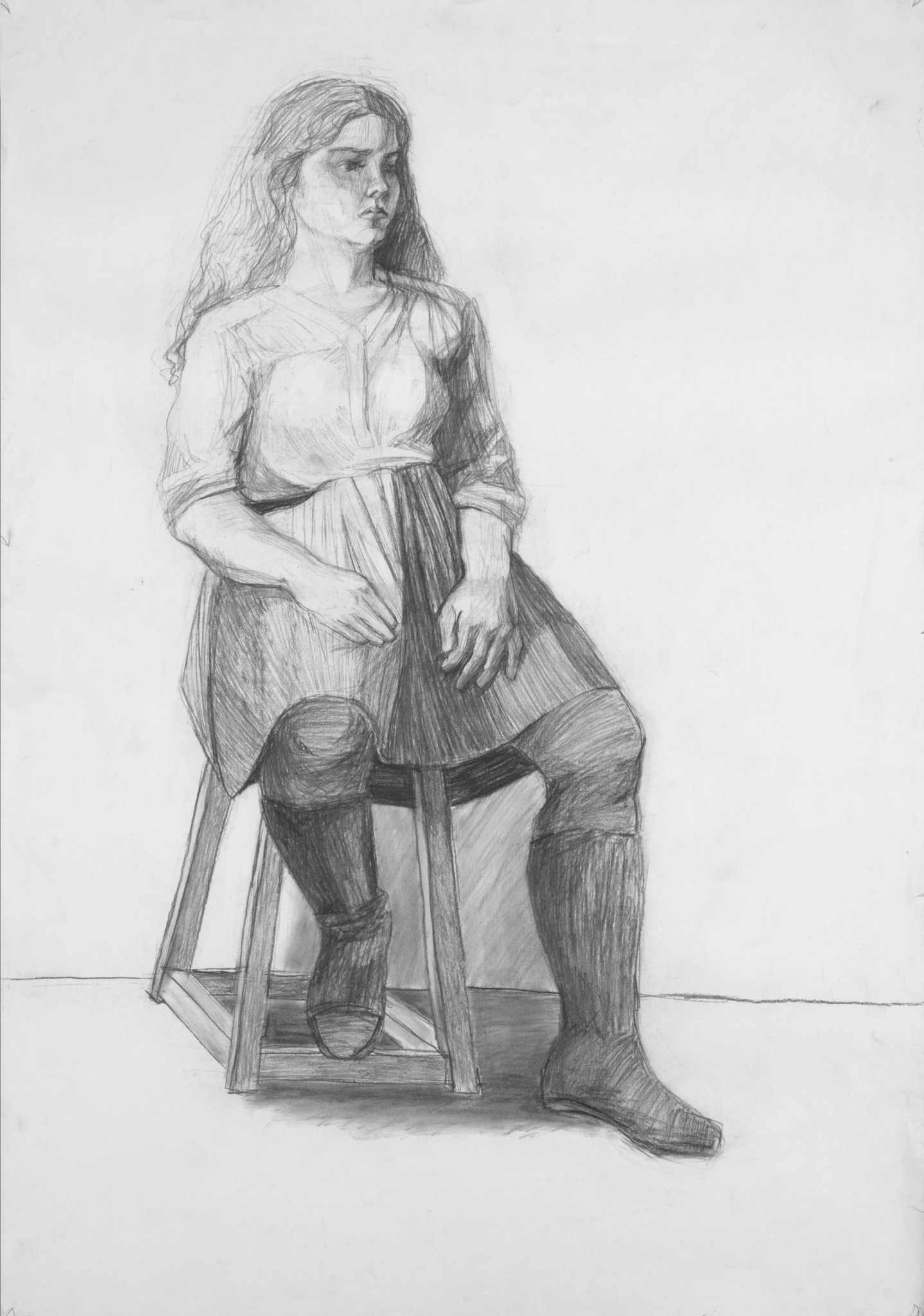 Szkic ołówkiem przedstawiający siedzącą kobietę w sukience i wysokich butach, zamyślona poza, wykonany w realistycznym stylu.