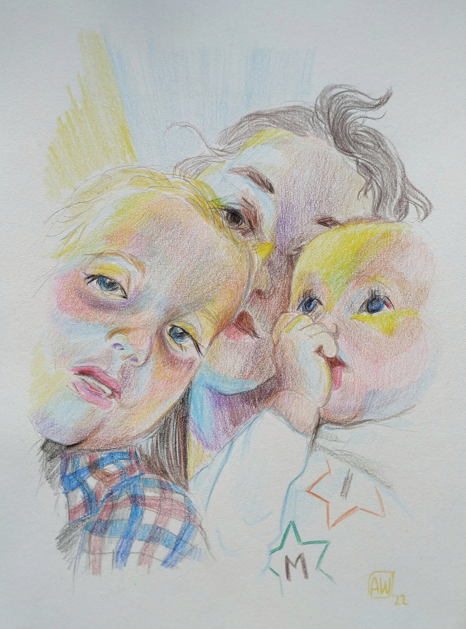 Portret kredkami przedstawiający matkę z dwójką dzieci, jedno w wieku niemowlęcym z palcem w buzi, drugie w koszuli w kratę, sygnowany inicjałami autora w prawym dolnym rogu.