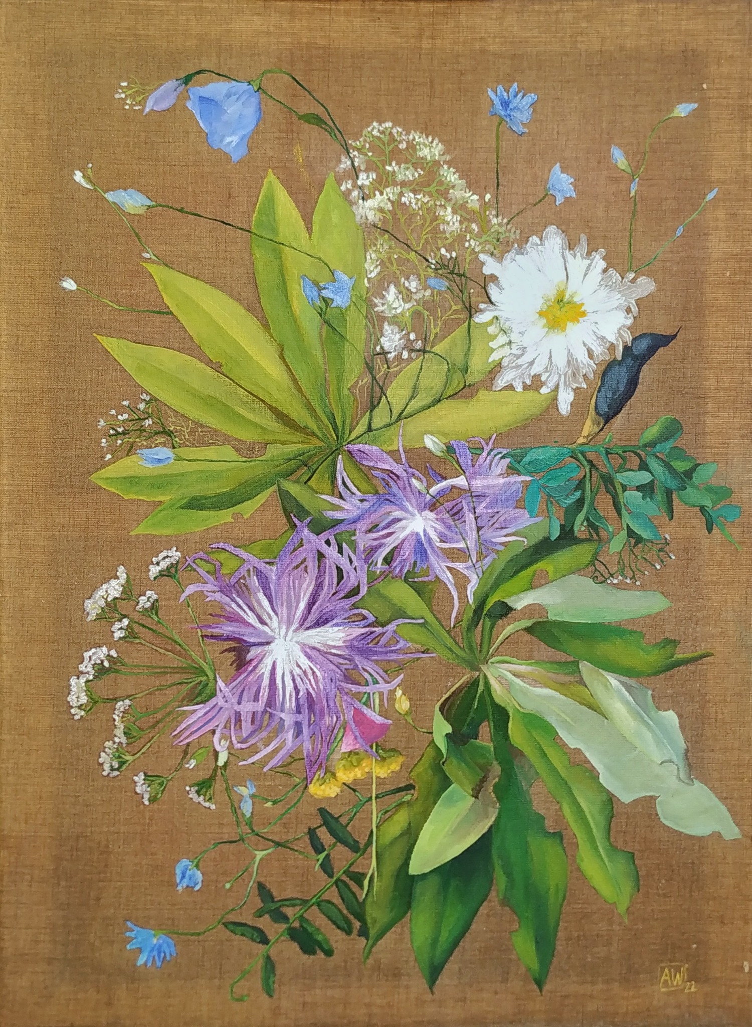 Martwa natura z bukietem polnych kwiatów w odcieniach fioletu, bieli i błękitu, namalowana farbami olejnymi na płótnie o brązowym odcieniu.