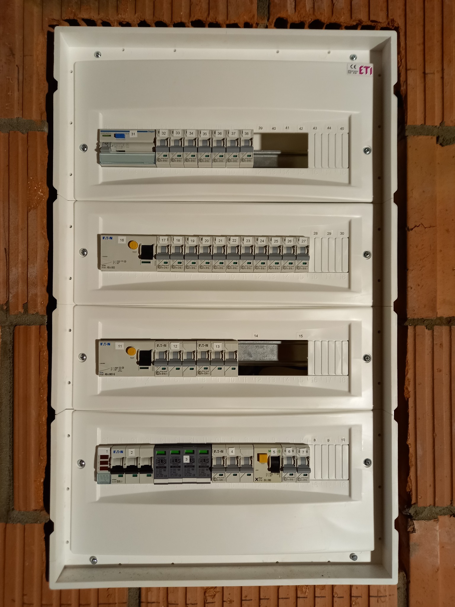 Rozdzielnia w małym budynku mieszkalnym