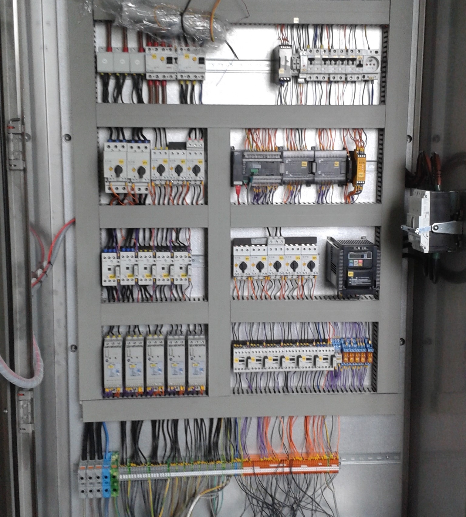 Szafa sterownicza w maszynie przemysłowej