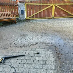 Mycie kostki brukowej i ogrodzenia myjką ciśnieniową.
