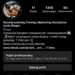 Profil użytkownika mini_arni na TikToku: zdjęcie opalającego się mężczyzny na plaży, statystyki konta, opis profilu oferującego rozwój osobisty, treningi i marketing, link do TikToka oraz ikony...