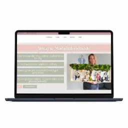 Laptop wyświetlający stronę internetową Madaduhhandmade z kobietą prezentującą ręcznie robioną ramkę z figurkami rodziny pod drzewem z mchu.