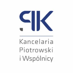 Logo Kancelarii Piotrowski i Wsp&oacute;lnicy, w odcieniach szarości i niebieskiego, z abstrakcyjnym znakiem graficznym powyżej nazwy.