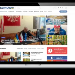 Responsywna strona internetowa Tarnow24 wyświetlana na ekranie laptopa i smartfona, prezentująca aktualności lokalne.